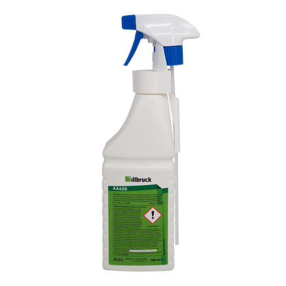 Sprühflasche mit grünem Etikett.